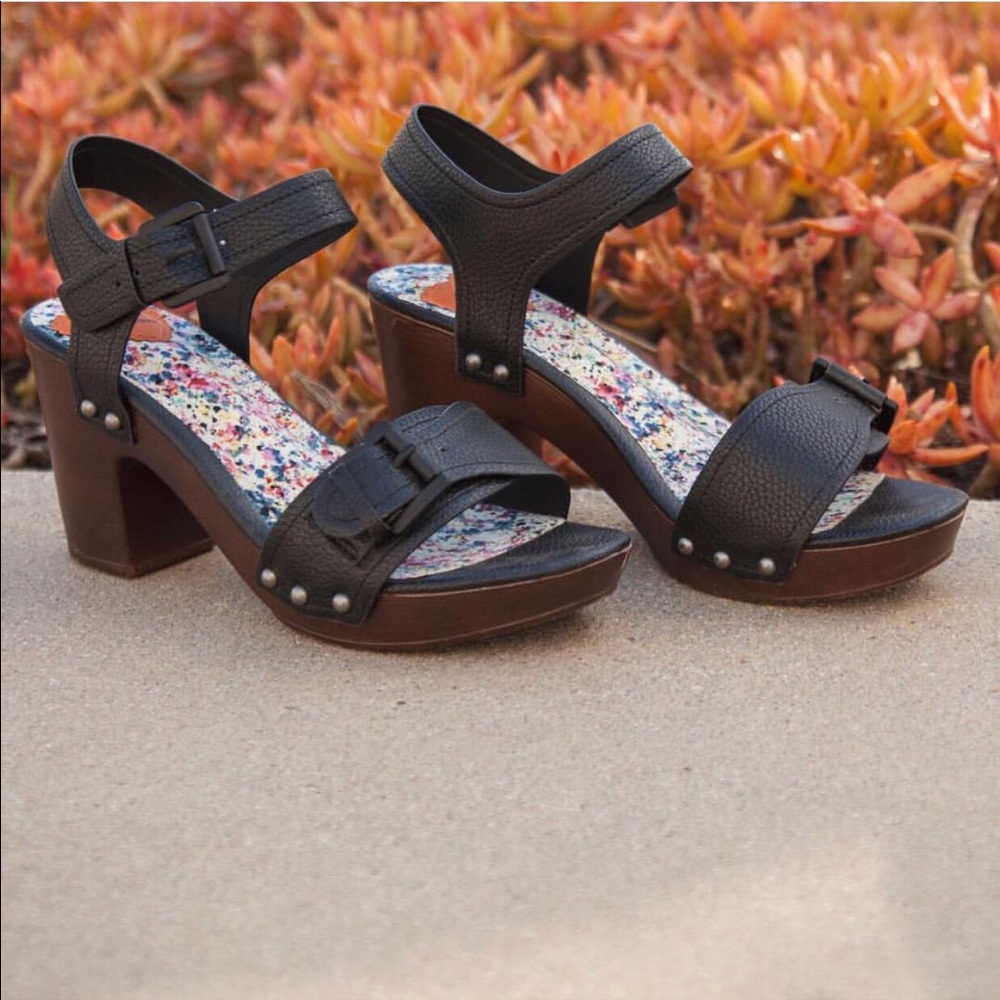 NIB Black Wooden Buckled Platform - Picture 3 of 4